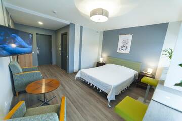 Фото номера Двухместный номер Делюкс с 1 кроватью и балконом Хостелы Symbiosis Hostel г. Паланга 4