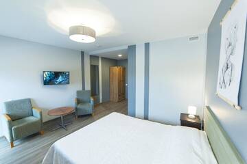 Фото номера Двухместный номер Делюкс с 1 кроватью и балконом Хостелы Symbiosis Hostel г. Паланга 3