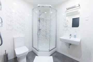Фото номера Двухместный номер Делюкс с 1 кроватью и балконом Хостелы Symbiosis Hostel г. Паланга 3