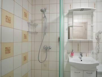 Фото номера Двухместный номер с 2 отдельными кроватями и ванной комнатой Гостевой дом Šarkutė г. Паланга 3