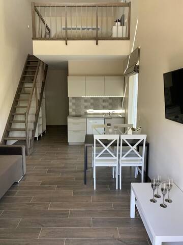 Фото номера Четырехместный номер с балконом Апарт-отели SKY Villa г. Паланга 9